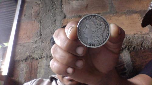 vendo moneda de 1882 un dollar de plata pesa  - Imagen 1
