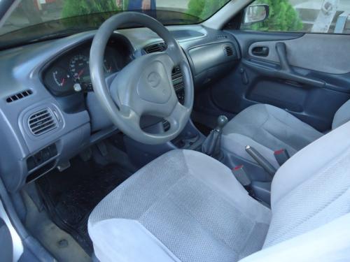 Se vende lindo Mazda 323 FULL EXTRA año 2000 - Imagen 2