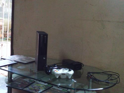 Xbox 360 slimE en excelente estado con  siste - Imagen 1