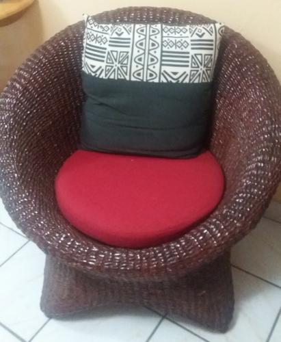 sofa y dos sillones de ratan color cafe inc - Imagen 1