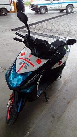 vendo en granada linda scooter  2014 125 um   - Imagen 3