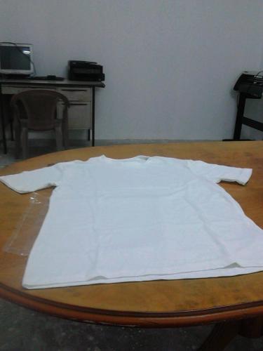 Fabrico camisetas blancas y negras cuello en - Imagen 3